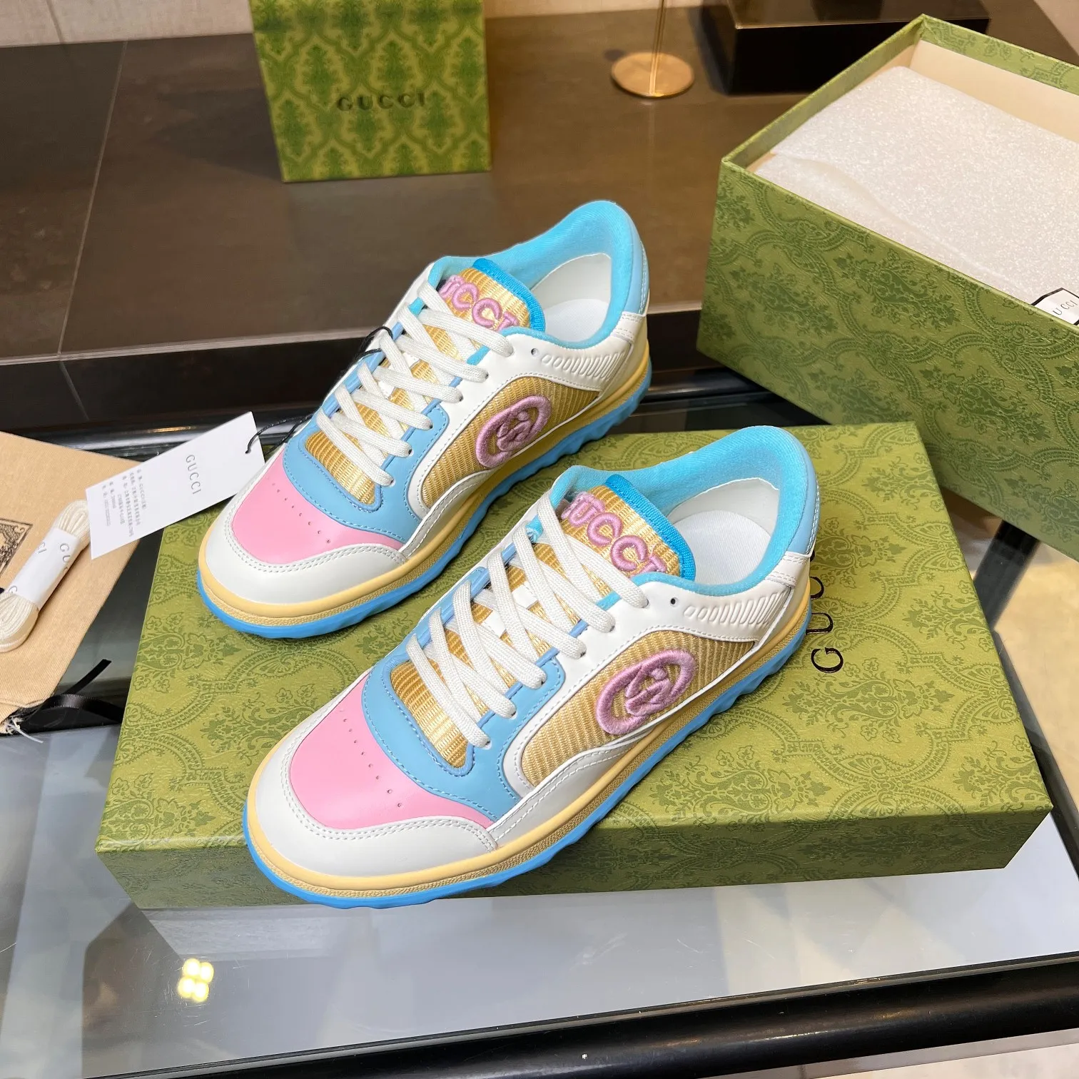 👟👟Ex-factory price 520👟👟 Top version, full styling effect, instant sales of the common practice of soft treading in the market, 💣💣💣Gucci2023 early spring Gucci G home latest hot style MAC80 sports shoes couple style casual retro distressed dirty shoes small dirty shoes small white shoes🌸🌸🌸 original purchase and development Production Gucci MAC80 new hot-selling series. The exquisite and compact interlocking double G logo romantically interprets the aesthetic concept of this series. Made of off-white leather, ▪️Material: original customized imported first-layer cowhide ▪️Inner lining: original customized imported breathable mesh ▪️Outsole: original molded two-color TPU outsole ▪️Sole thickness: 3CM ▪️Size: women's 35-40 / men's 39-45
